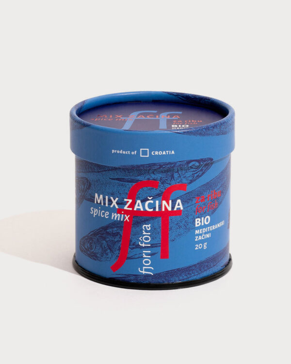 začini za ribu u posudici