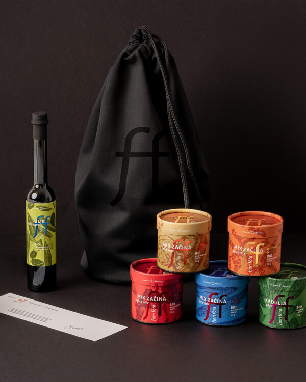 poklon pakiranje — začini i maslinovo ulje